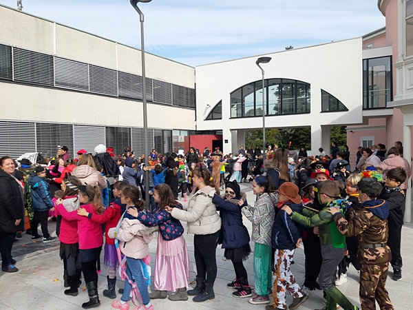 Razigrane maškare so zimi napovedale konec1.jpg